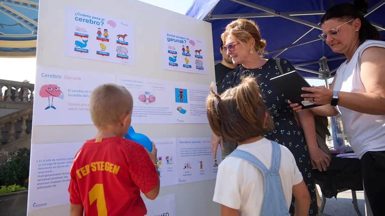 El Comit&eacute; de Personal de Navarrabiomed - Fundaci&oacute;n Miguel Servet realiza una acci&oacute;n p&uacute;blica para dar a conocer cu&aacute;l es su trabajo (investigaci&oacute;n cient&iacute;fica) y para reivindicar un convenio de trabajo propio. I&Ntilde;IGO ALZUGARAY