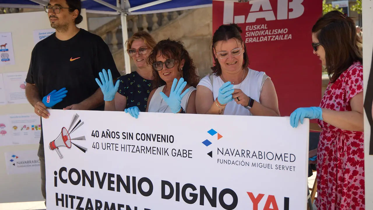 El Comit&eacute; de Personal de Navarrabiomed - Fundaci&oacute;n Miguel Servet realiza una acci&oacute;n p&uacute;blica para dar a conocer cu&aacute;l es su trabajo (investigaci&oacute;n cient&iacute;fica) y para reivindicar un convenio de trabajo propio. I&Ntilde;IGO ALZUGARAY