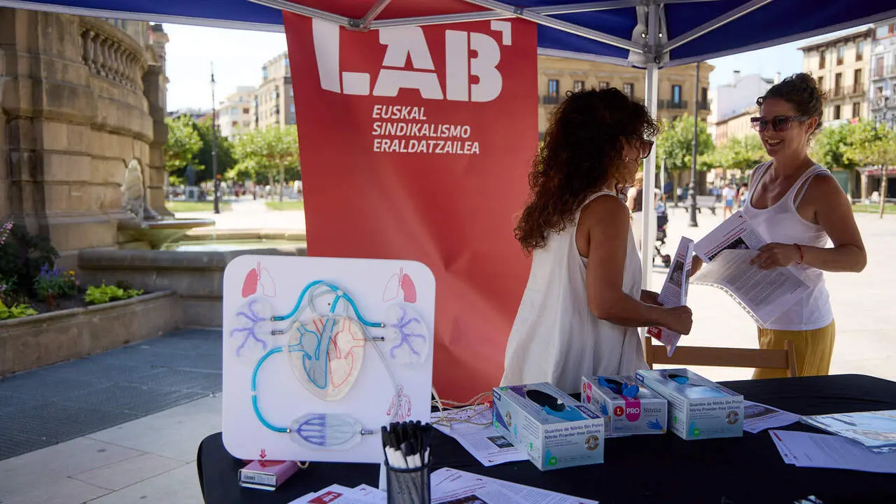 El Comit&eacute; de Personal de Navarrabiomed - Fundaci&oacute;n Miguel Servet realiza una acci&oacute;n p&uacute;blica para dar a conocer cu&aacute;l es su trabajo (investigaci&oacute;n cient&iacute;fica) y para reivindicar un convenio de trabajo propio. I&Ntilde;IGO ALZUGARAY
