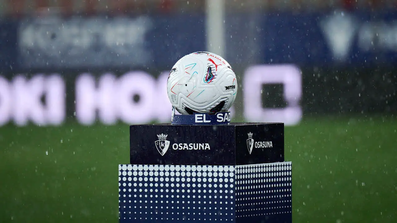 Osasuna se enfrenta al Al-Ain en el Sadar durante la pre temporada 2026-2027. PABLO LASAOSA