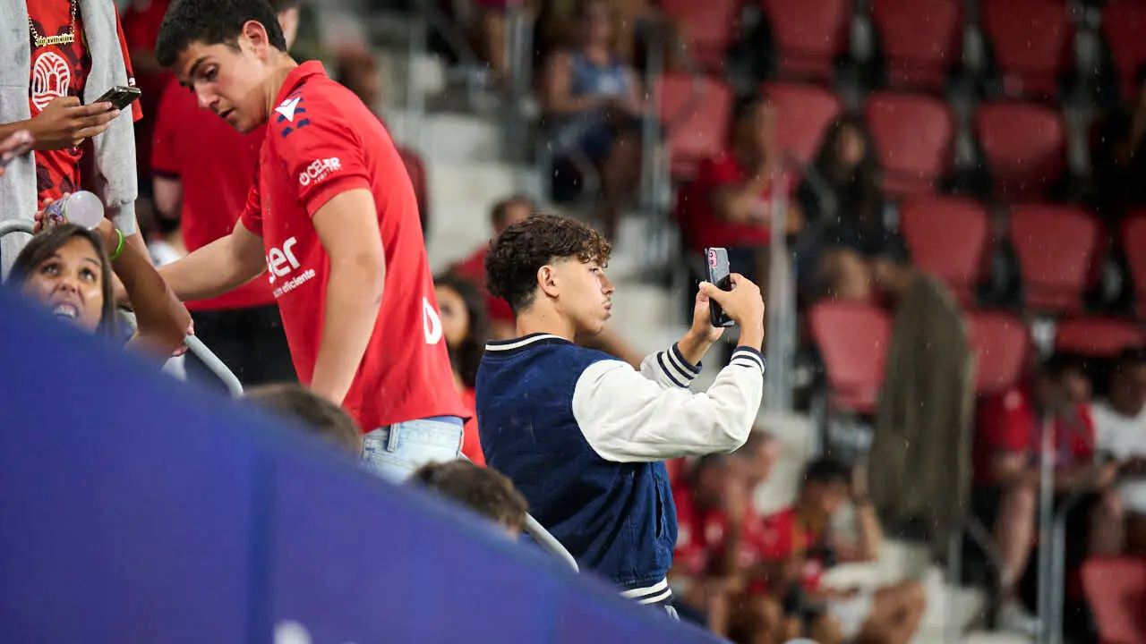 Osasuna se enfrenta al Al-Ain en el Sadar durante la pre temporada 2026-2027. PABLO LASAOSA
