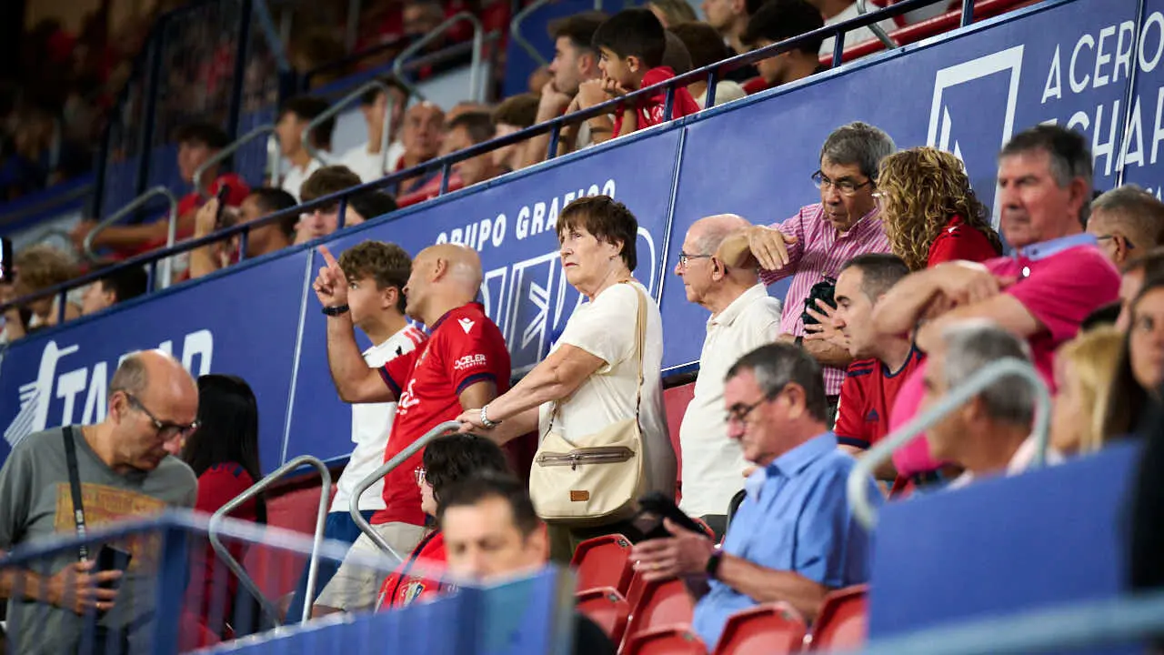 Osasuna se enfrenta al Al-Ain en el Sadar durante la pre temporada 2026-2027. PABLO LASAOSA