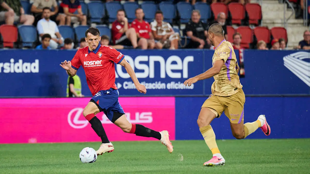 Osasuna se enfrenta al Al-Ain en el Sadar durante la pre temporada 2026-2027. PABLO LASAOSA