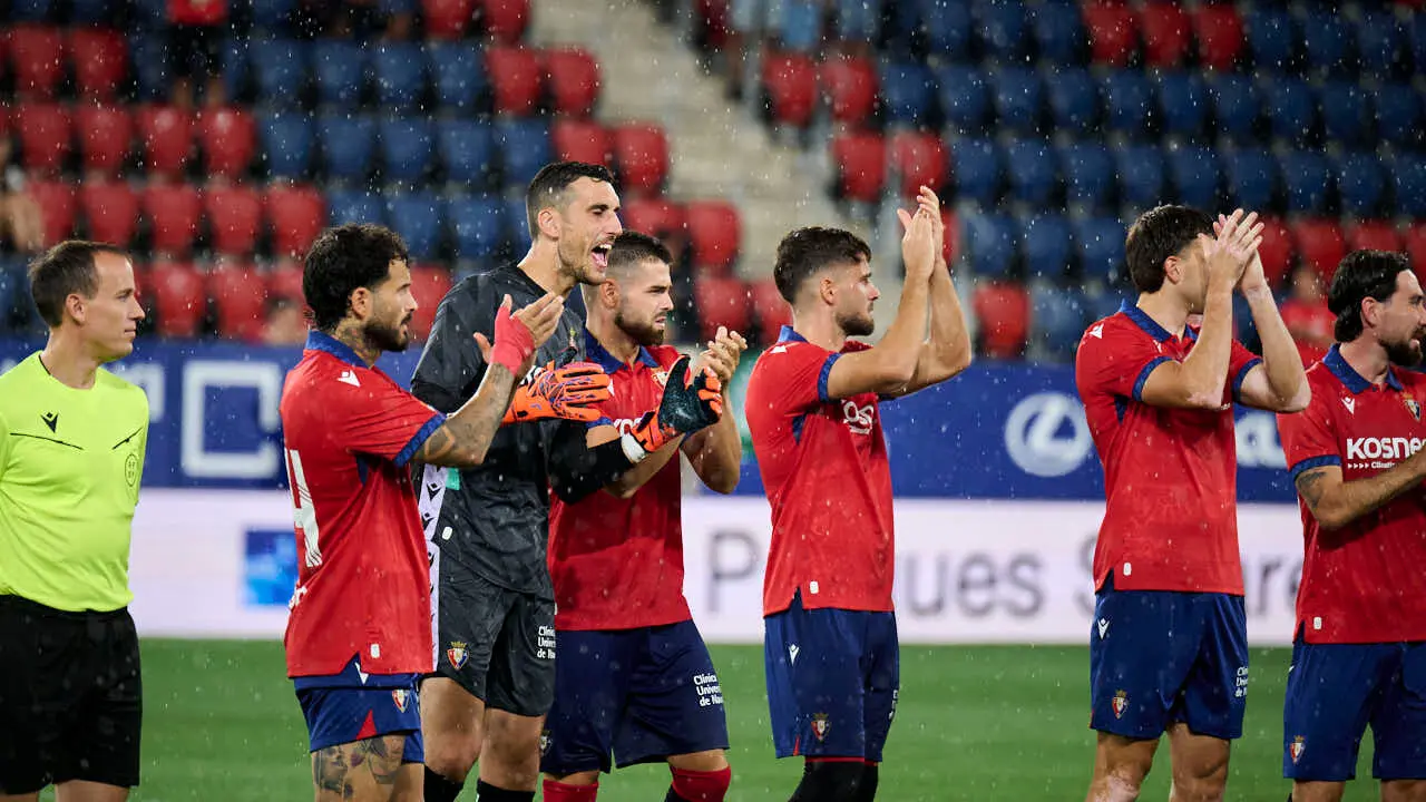 Osasuna se enfrenta al Al-Ain en el Sadar durante la pre temporada 2026-2027. PABLO LASAOSA