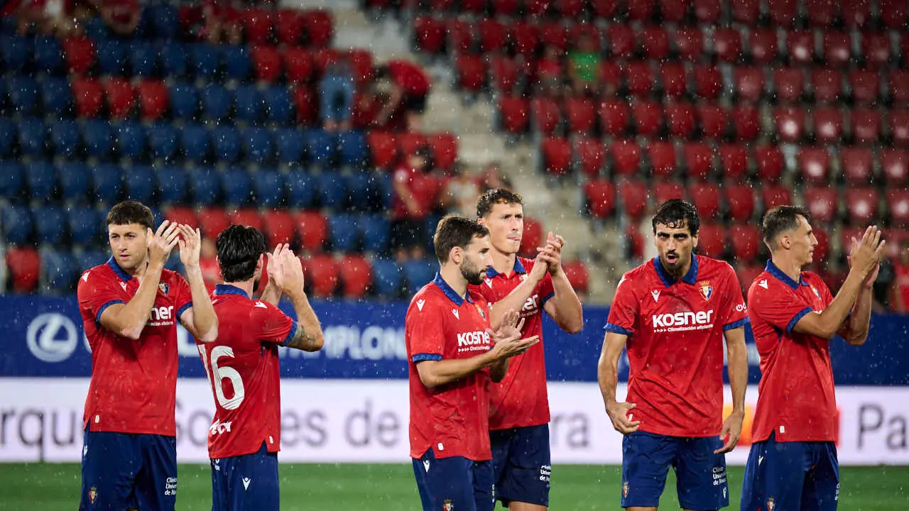 Osasuna se enfrenta al Al-Ain en el Sadar durante la pre temporada 2026-2027. PABLO LASAOSA