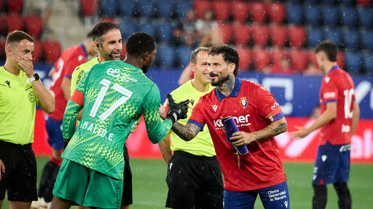 Osasuna se enfrenta al Al-Ain en el Sadar durante la pre temporada 2026-2027. PABLO LASAOSA