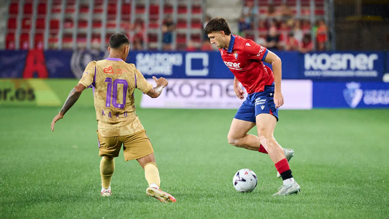 Osasuna se enfrenta al Al-Ain en el Sadar durante la pre temporada 2026-2027. PABLO LASAOSA