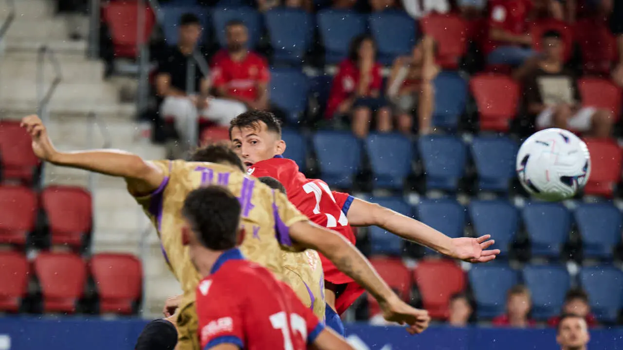 Osasuna se enfrenta al Al-Ain en el Sadar durante la pre temporada 2026-2027. PABLO LASAOSA
