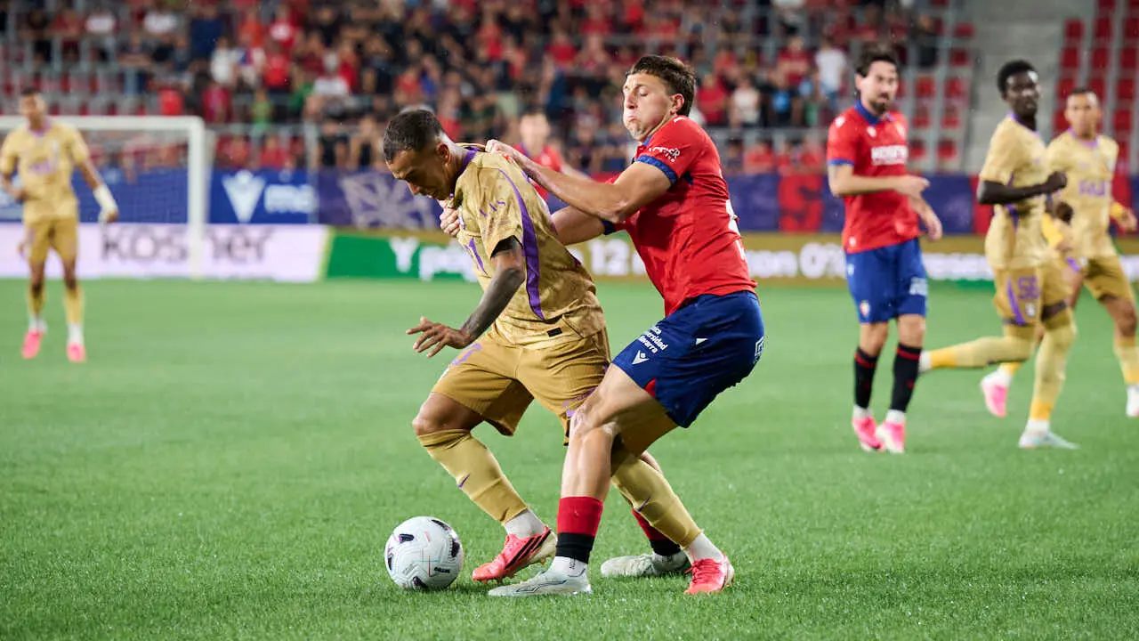 Osasuna se enfrenta al Al-Ain en el Sadar durante la pre temporada 2026-2027. PABLO LASAOSA