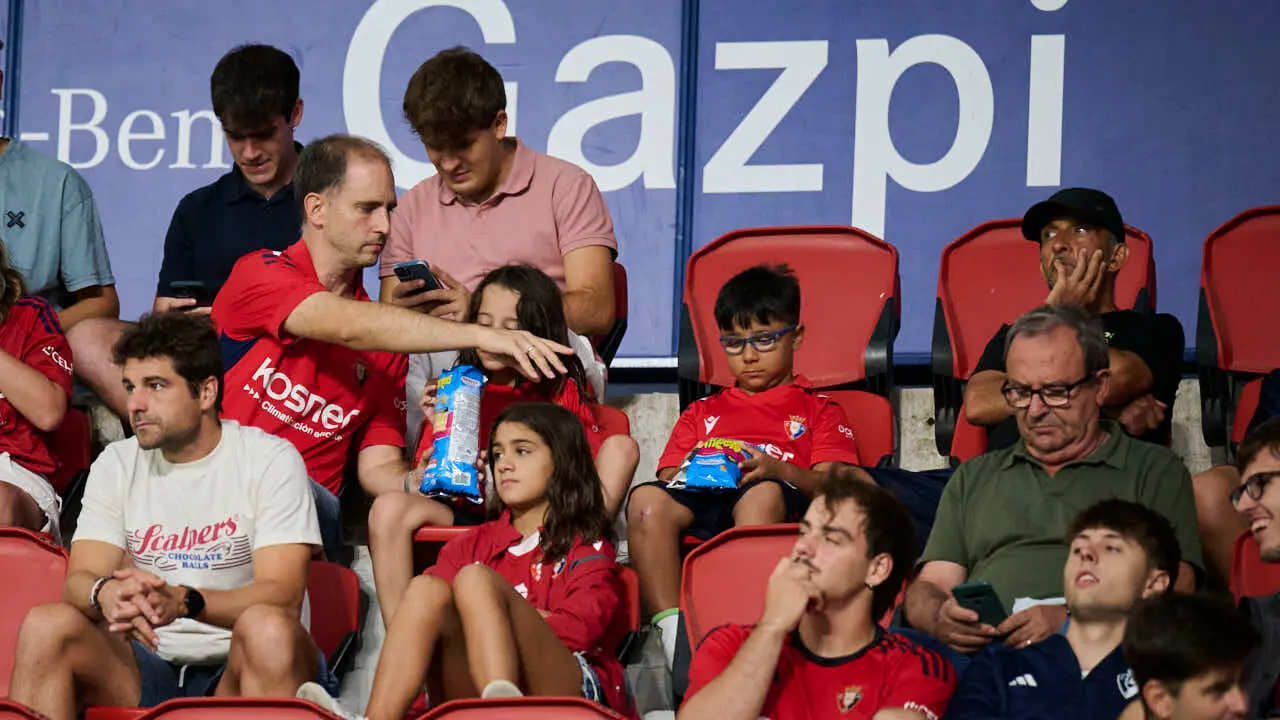Osasuna se enfrenta al Al-Ain en el Sadar durante la pre temporada 2026-2027. PABLO LASAOSA