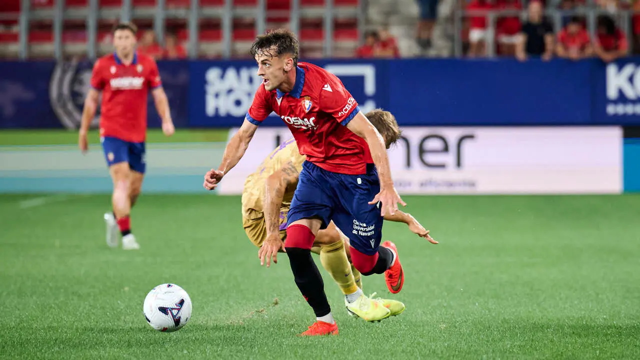 Osasuna se enfrenta al Al-Ain en el Sadar durante la pre temporada 2026-2027. PABLO LASAOSA