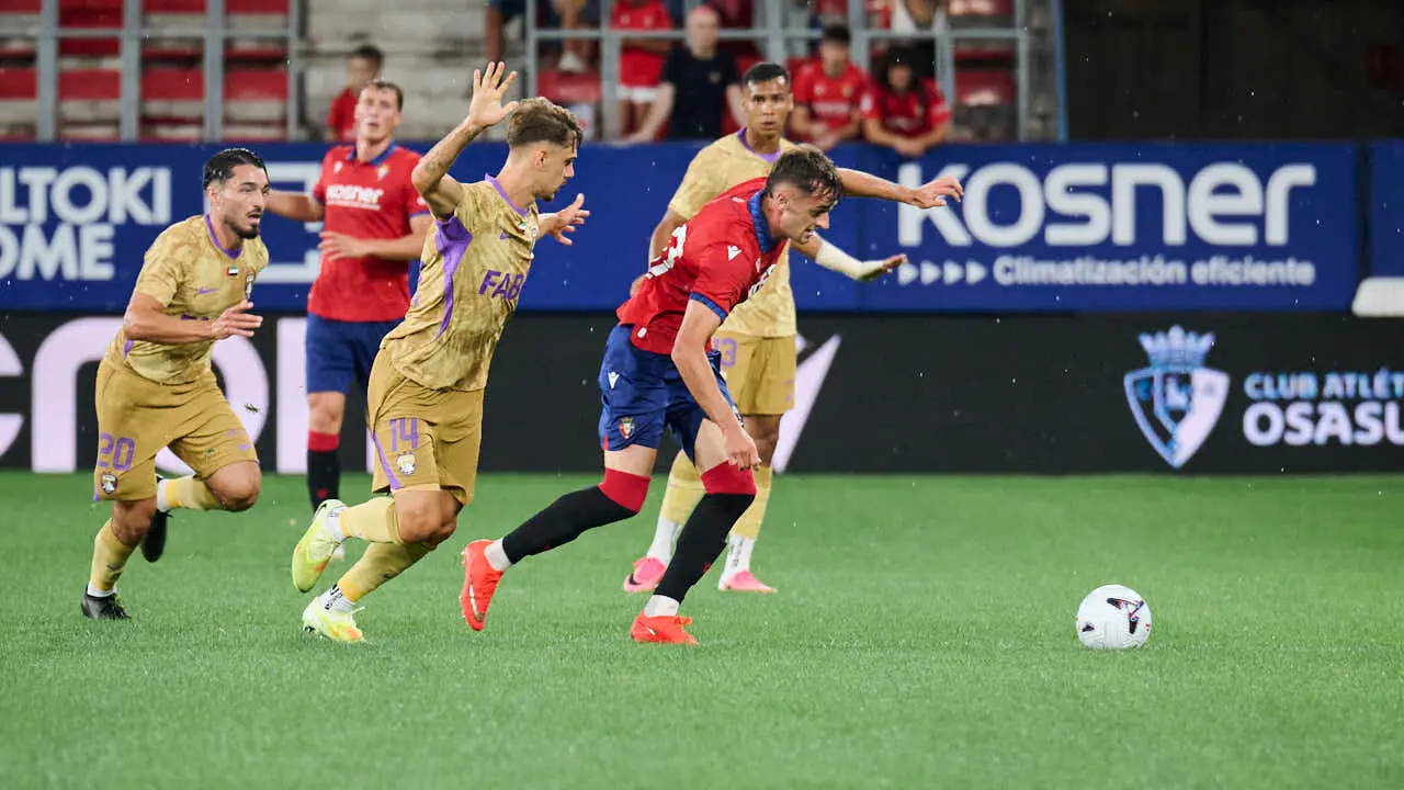 Osasuna se enfrenta al Al-Ain en el Sadar durante la pre temporada 2026-2027. PABLO LASAOSA