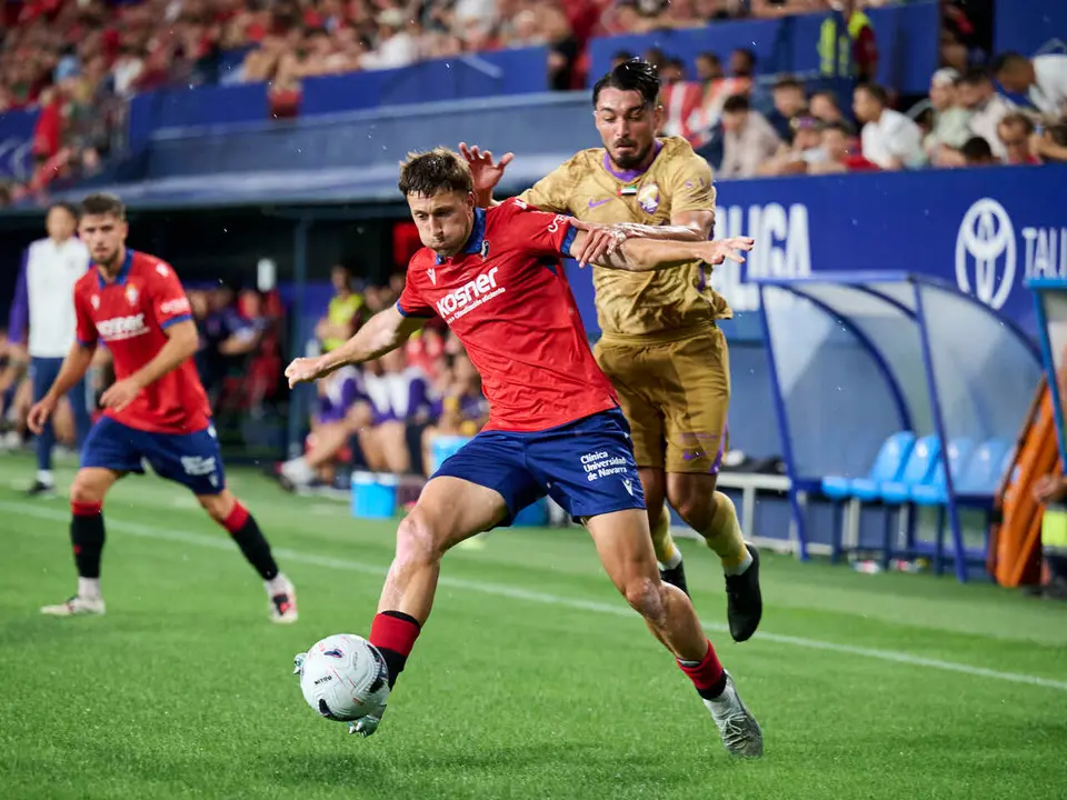 Osasuna se enfrenta al Al-Ain en el Sadar durante la pre temporada 2026-2027. PABLO LASAOSA