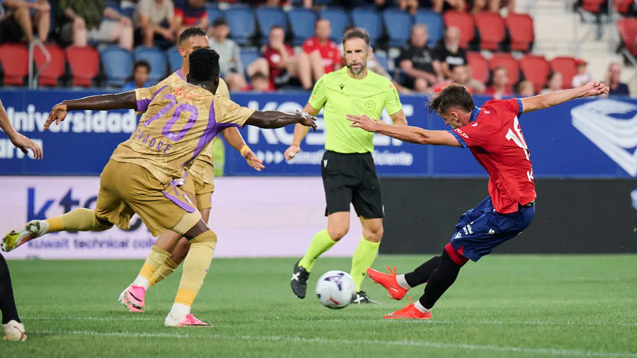 Osasuna se enfrenta al Al-Ain en el Sadar durante la pre temporada 2026-2027. PABLO LASAOSA