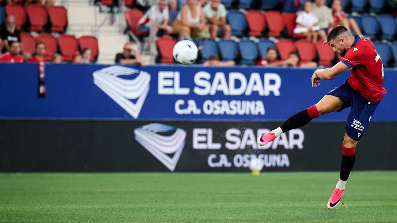 Osasuna se enfrenta al Al-Ain en el Sadar durante la pre temporada 2026-2027. PABLO LASAOSA
