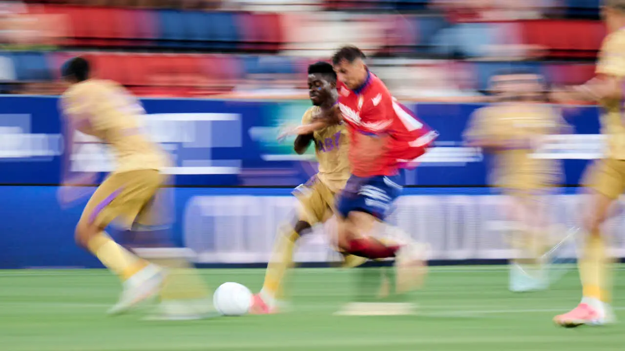 Osasuna se enfrenta al Al-Ain en el Sadar durante la pre temporada 2026-2027. PABLO LASAOSA