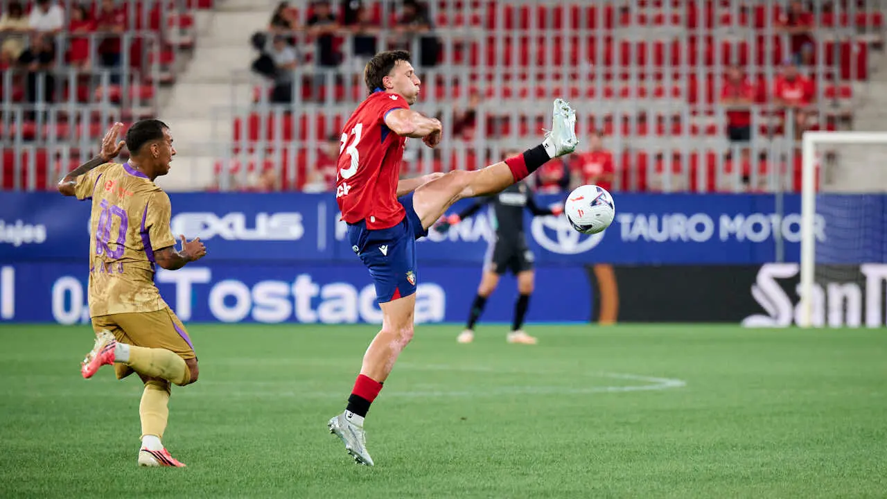 Osasuna se enfrenta al Al-Ain en el Sadar durante la pre temporada 2026-2027. PABLO LASAOSA