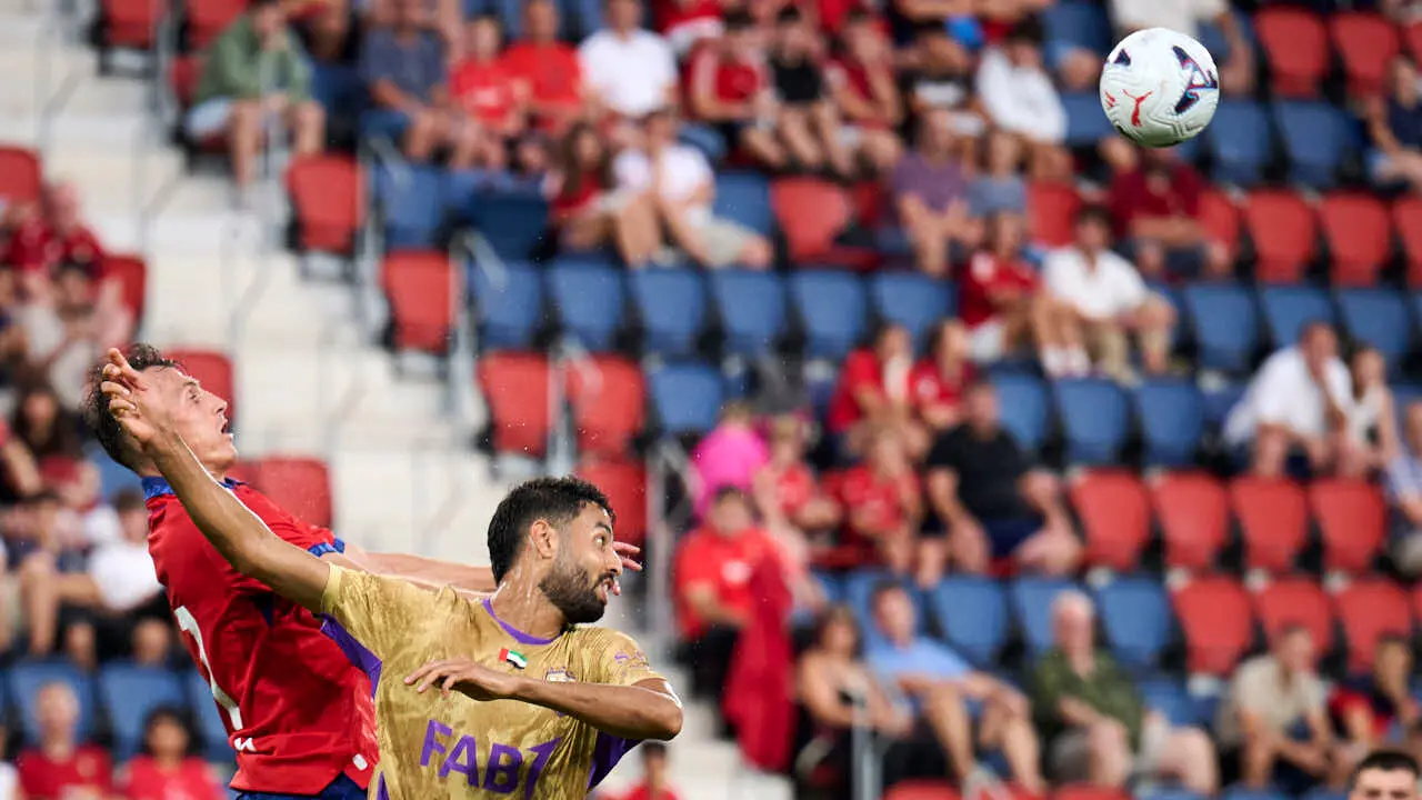 Osasuna se enfrenta al Al-Ain en el Sadar durante la pre temporada 2026-2027. PABLO LASAOSA