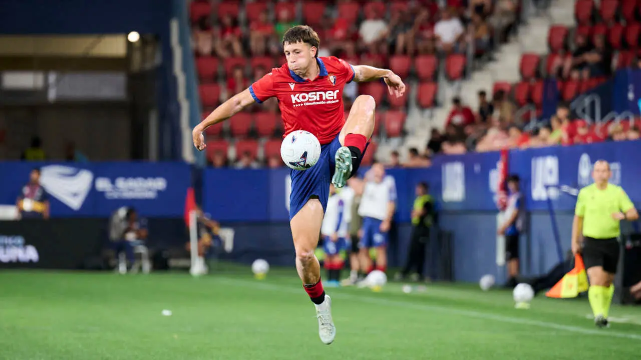 Osasuna se enfrenta al Al-Ain en el Sadar durante la pre temporada 2026-2027. PABLO LASAOSA