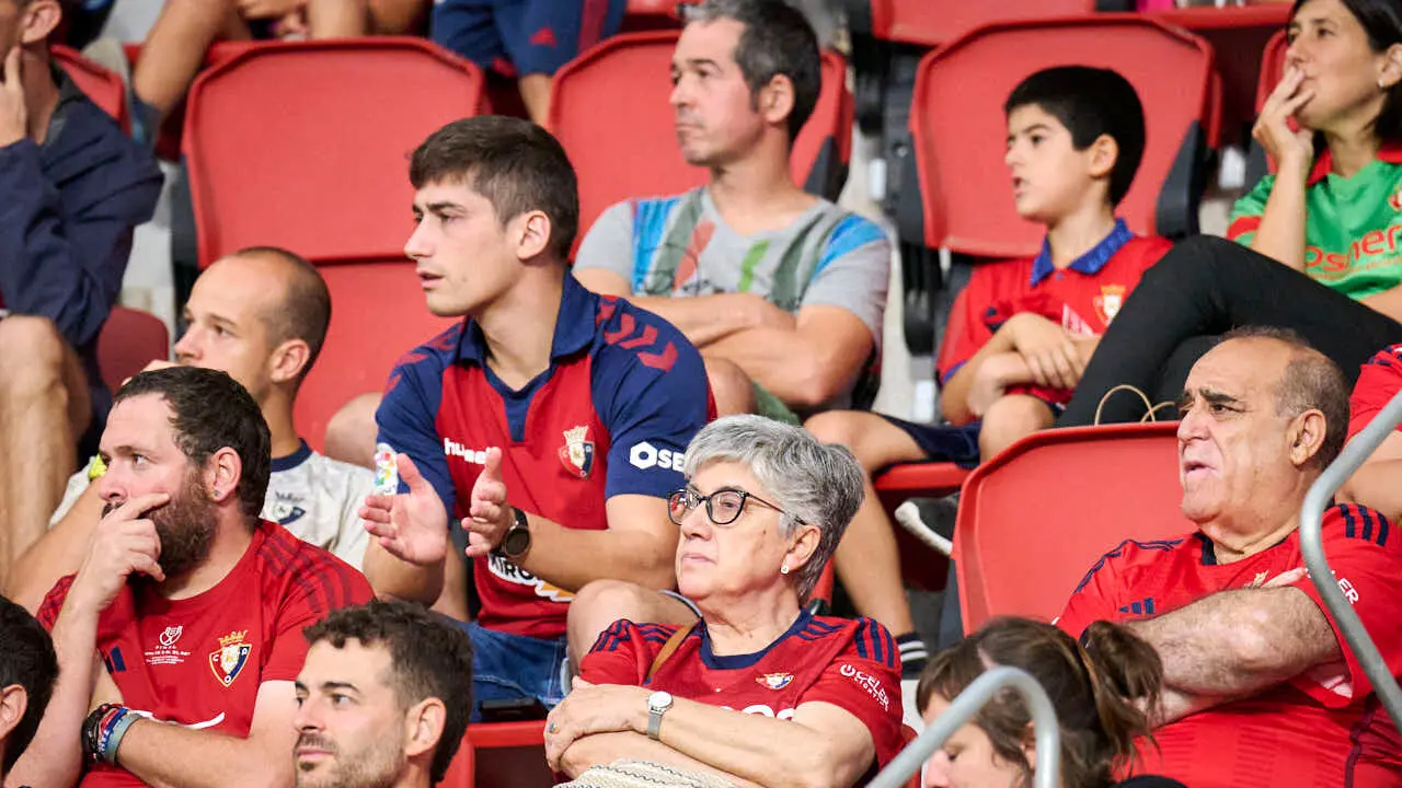 Osasuna se enfrenta al Al-Ain en el Sadar durante la pre temporada 2026-2027. PABLO LASAOSA