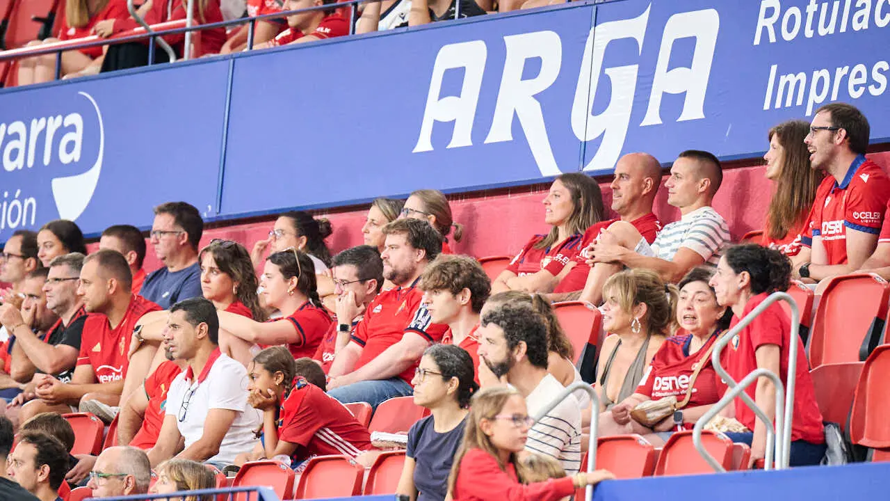 Osasuna se enfrenta al Al-Ain en el Sadar durante la pre temporada 2026-2027. PABLO LASAOSA