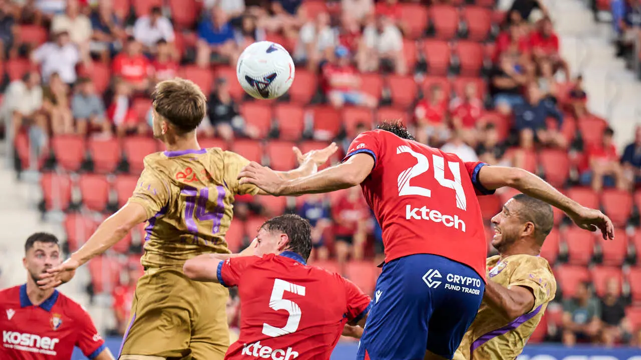 Osasuna se enfrenta al Al-Ain en el Sadar durante la pre temporada 2026-2027. PABLO LASAOSA