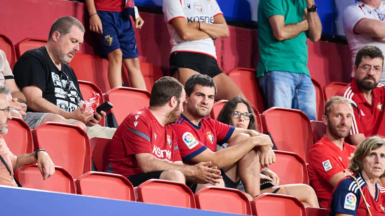 Osasuna se enfrenta al Al-Ain en el Sadar durante la pre temporada 2026-2027. PABLO LASAOSA