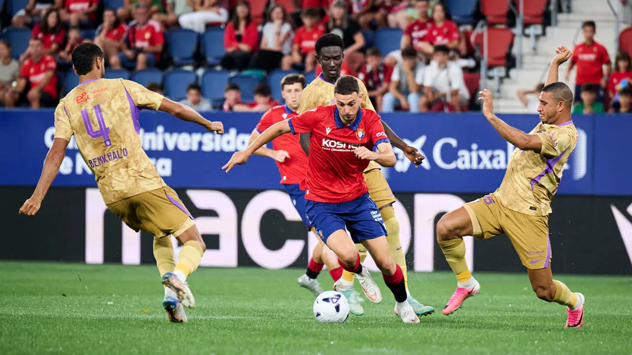 Osasuna se enfrenta al Al-Ain en el Sadar durante la pre temporada 2026-2027. PABLO LASAOSA
