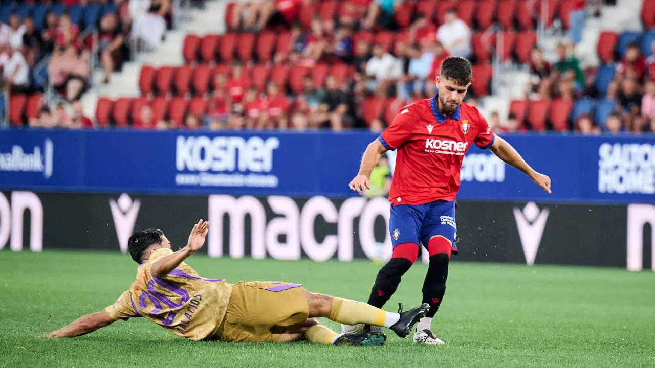 Osasuna se enfrenta al Al-Ain en el Sadar durante la pre temporada 2026-2027. PABLO LASAOSA