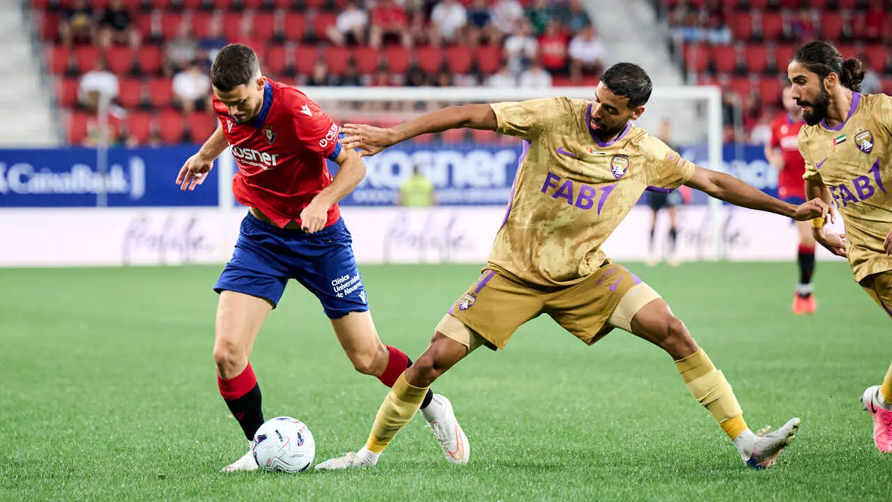 Osasuna se enfrenta al Al-Ain en el Sadar durante la pre temporada 2026-2027. PABLO LASAOSA
