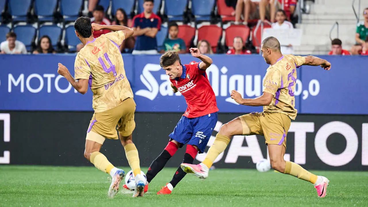Osasuna se enfrenta al Al-Ain en el Sadar durante la pre temporada 2026-2027. PABLO LASAOSA