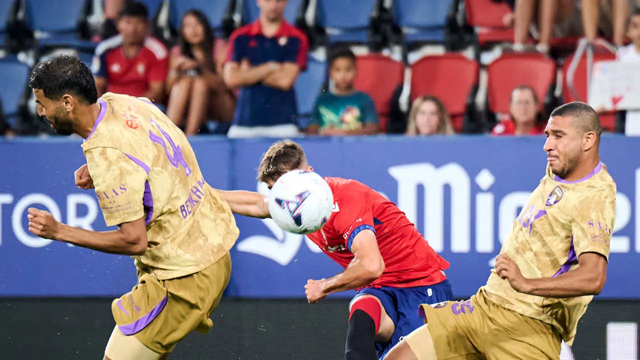 Osasuna se enfrenta al Al-Ain en el Sadar durante la pre temporada 2026-2027. PABLO LASAOSA