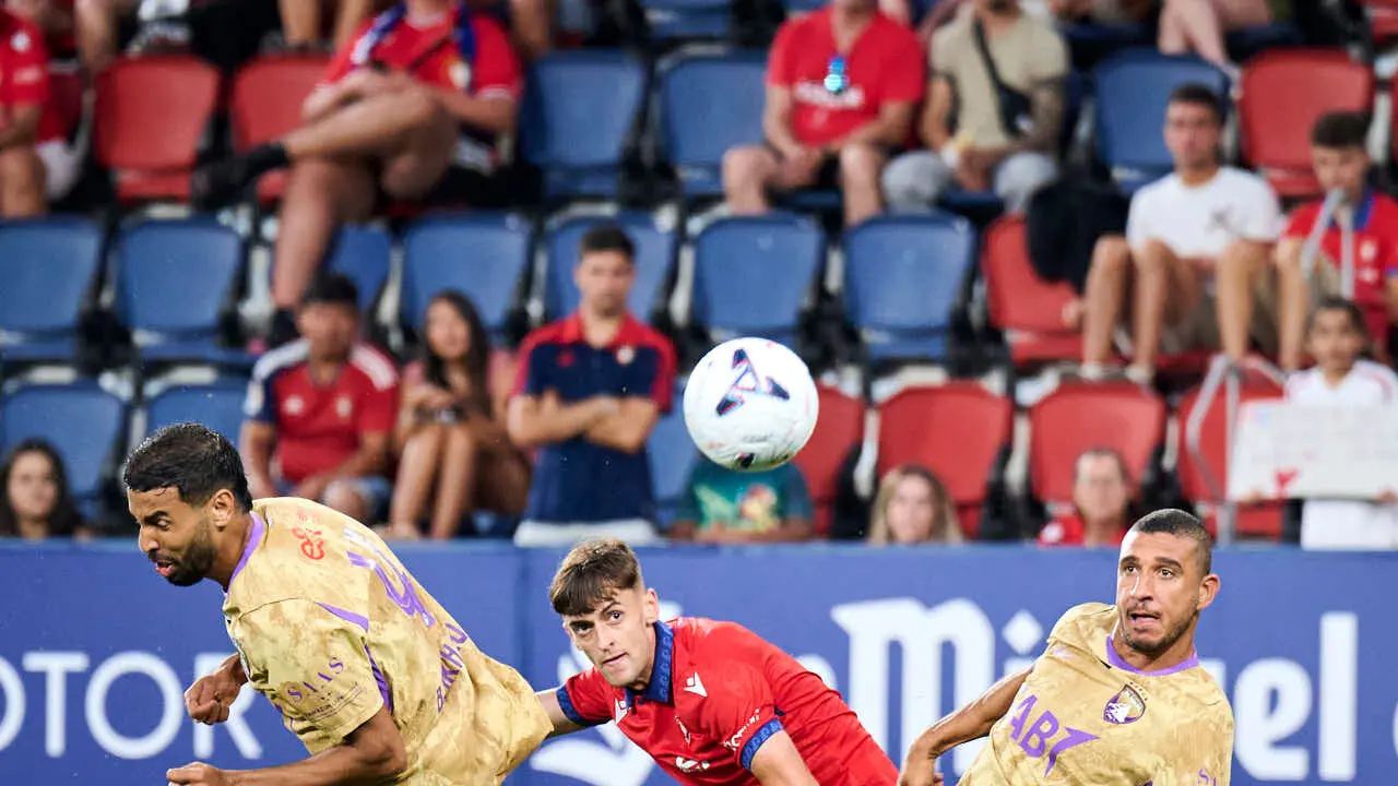Osasuna se enfrenta al Al-Ain en el Sadar durante la pre temporada 2026-2027. PABLO LASAOSA
