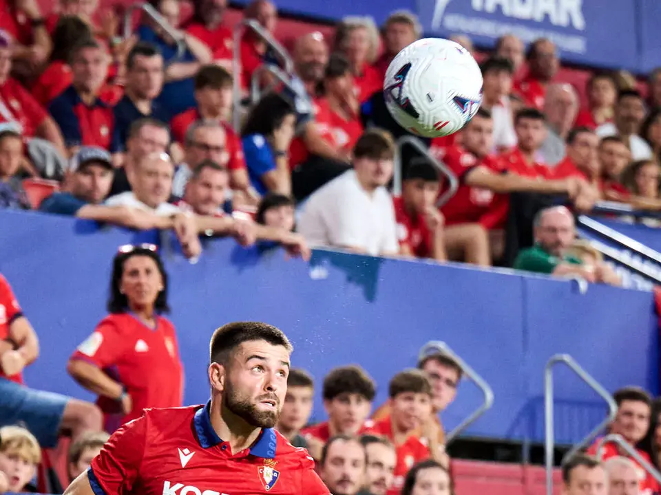 Osasuna se enfrenta al Al-Ain en el Sadar durante la pre temporada 2026-2027. PABLO LASAOSA