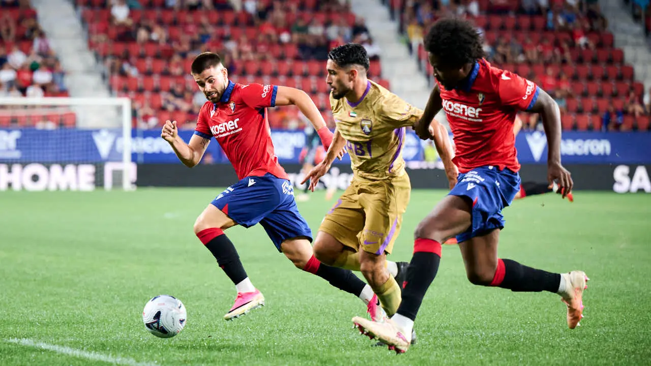 Osasuna se enfrenta al Al-Ain en el Sadar durante la pre temporada 2026-2027. PABLO LASAOSA