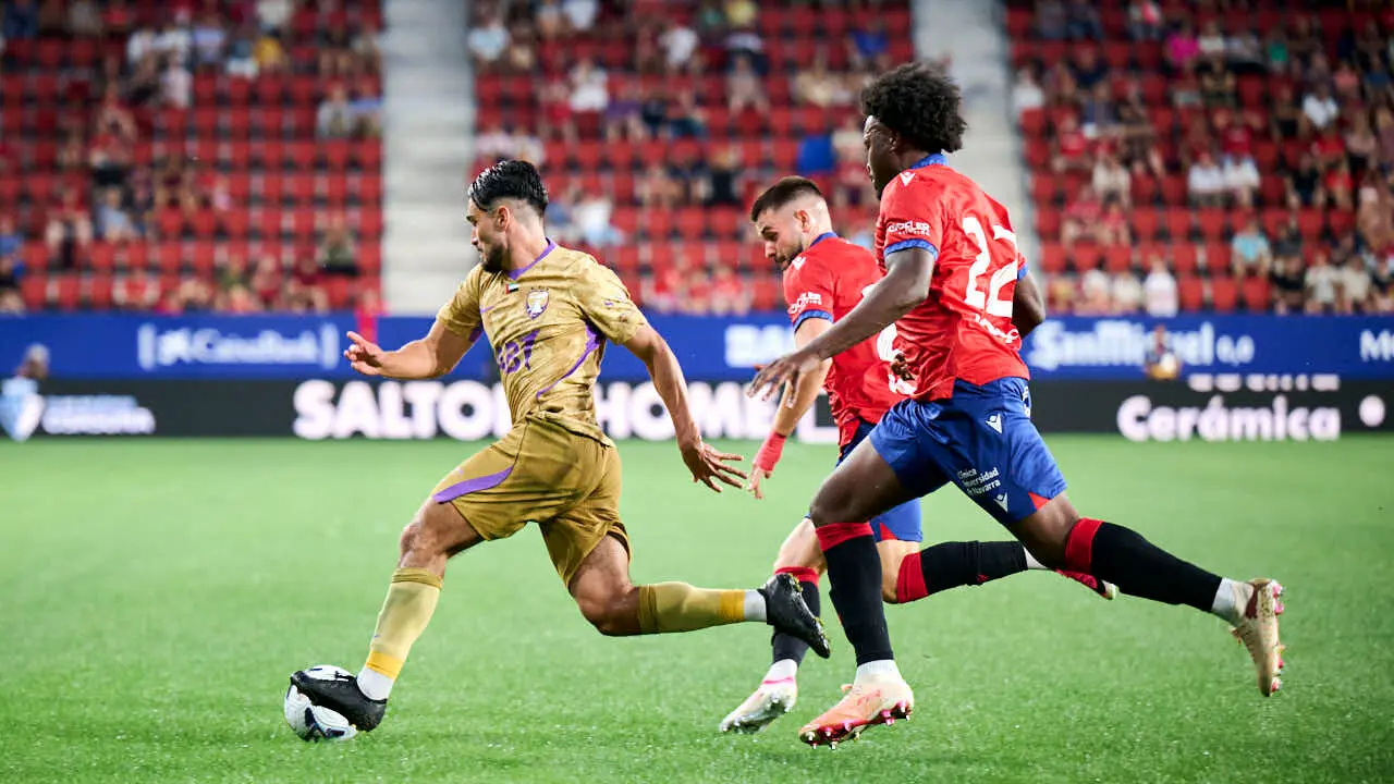 Osasuna se enfrenta al Al-Ain en el Sadar durante la pre temporada 2026-2027. PABLO LASAOSA