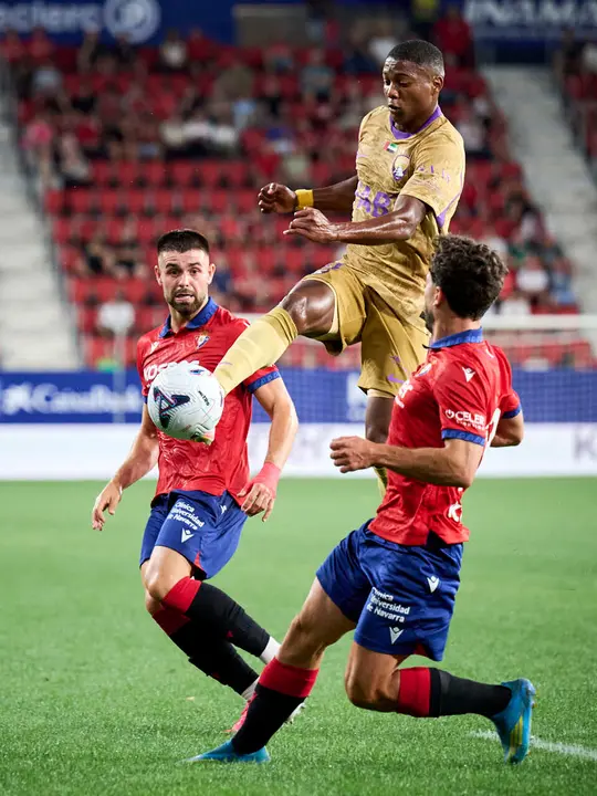 Osasuna se enfrenta al Al-Ain en el Sadar durante la pre temporada 2026-2027. PABLO LASAOSA