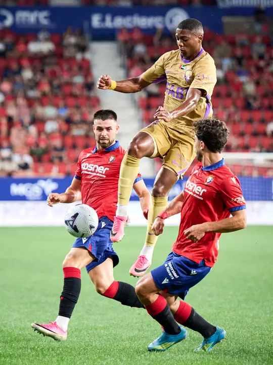 Osasuna se enfrenta al Al-Ain en el Sadar durante la pre temporada 2026-2027. PABLO LASAOSA