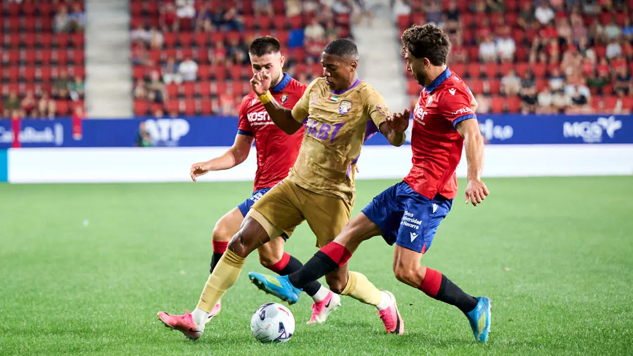 Osasuna se enfrenta al Al-Ain en el Sadar durante la pre temporada 2026-2027. PABLO LASAOSA