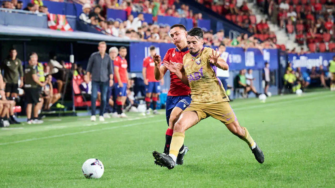 Osasuna se enfrenta al Al-Ain en el Sadar durante la pre temporada 2026-2027. PABLO LASAOSA