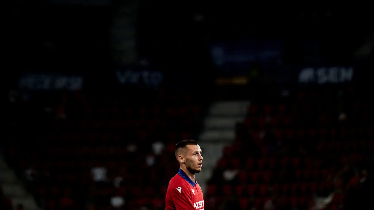 Osasuna se enfrenta al Al-Ain en el Sadar durante la pre temporada 2026-2027. PABLO LASAOSA