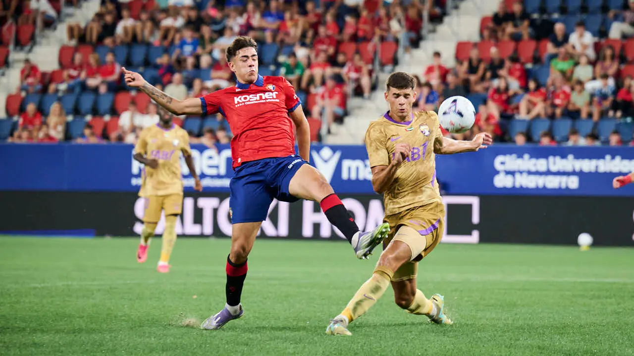 Osasuna se enfrenta al Al-Ain en el Sadar durante la pre temporada 2026-2027. PABLO LASAOSA