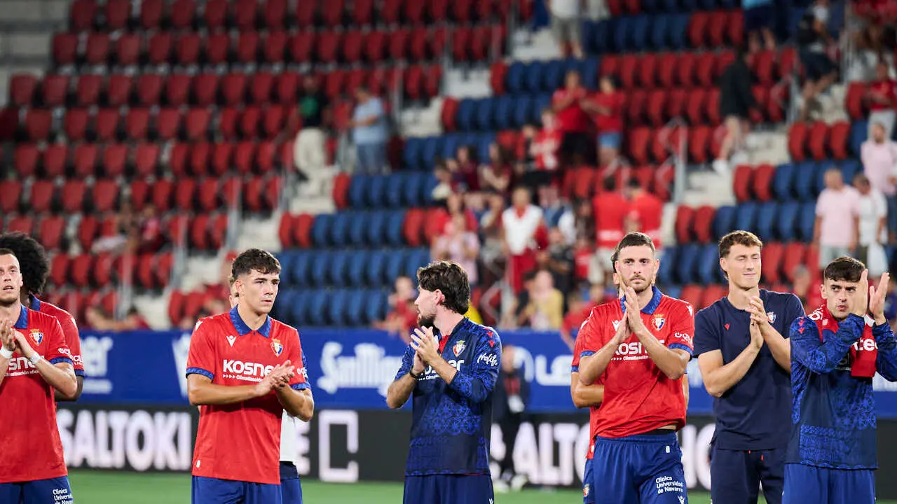 Osasuna se enfrenta al Al-Ain en el Sadar durante la pre temporada 2026-2027. PABLO LASAOSA