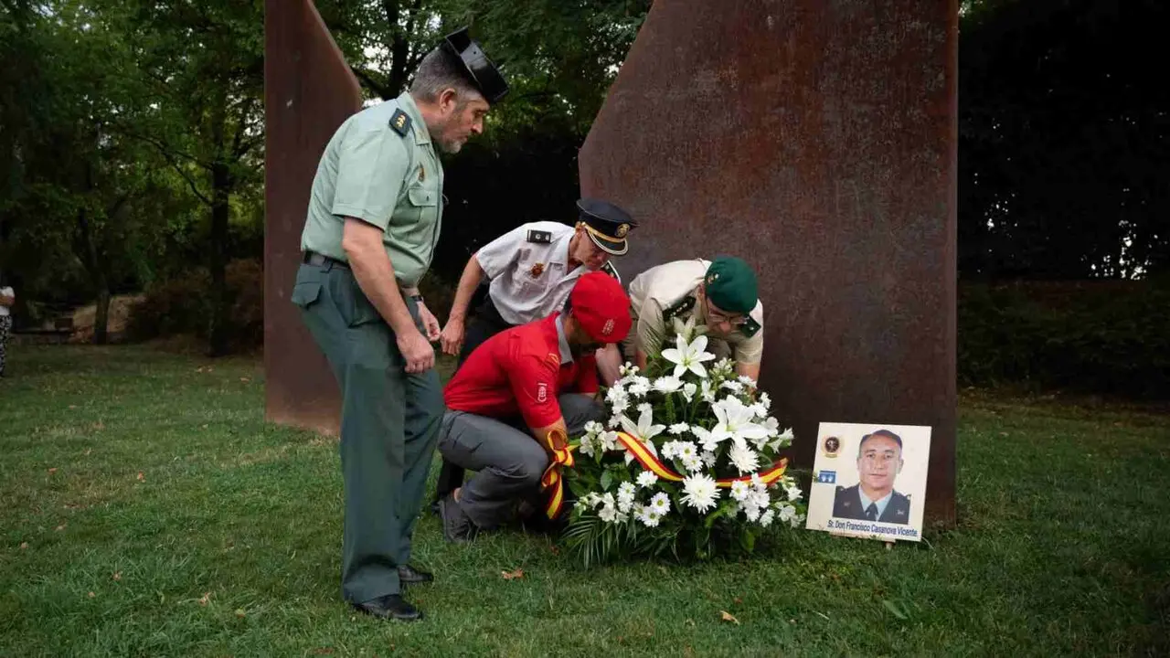 Militares, Polic&iacute;a Nacional, Guardia Civil y Polic&iacute;a Foral en el homenaje a Francisco Casanova. PABLO LASAOSA