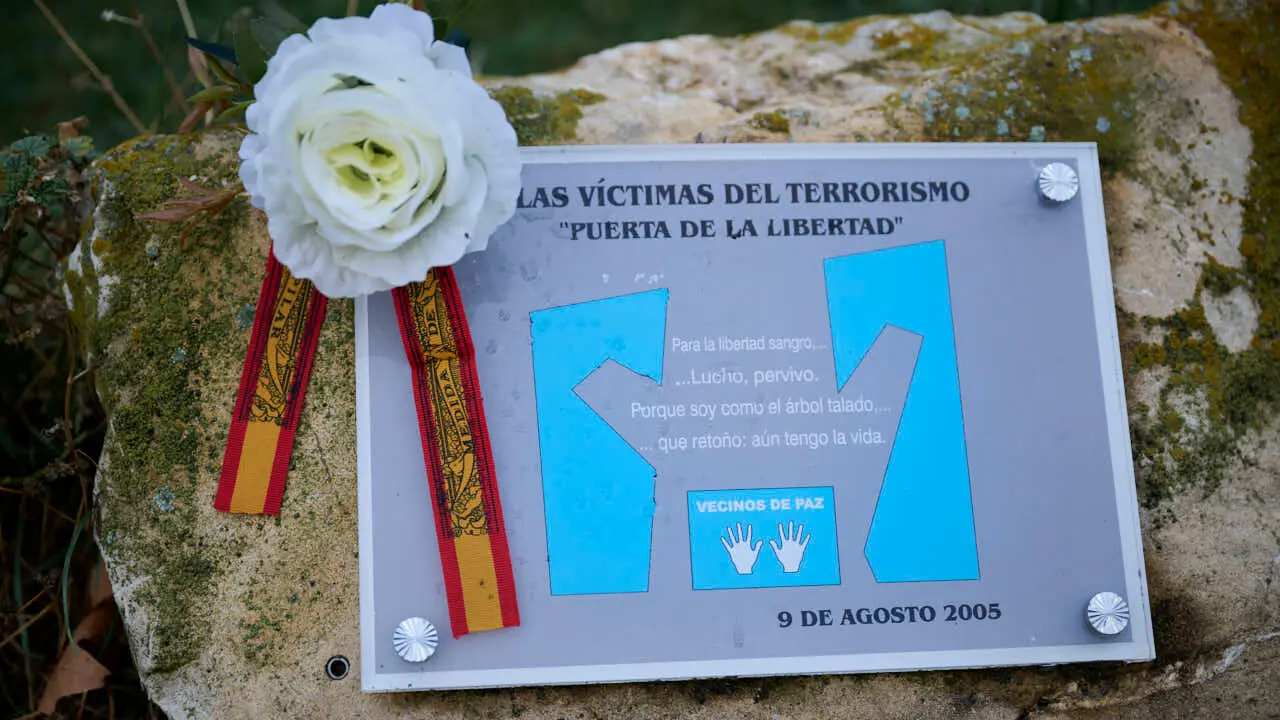 Homenaje organizado por Vecinos de Paz a Francisco Casanova, asesinado por ETA hace 26 a&ntilde;os. PABLO LASAOSA