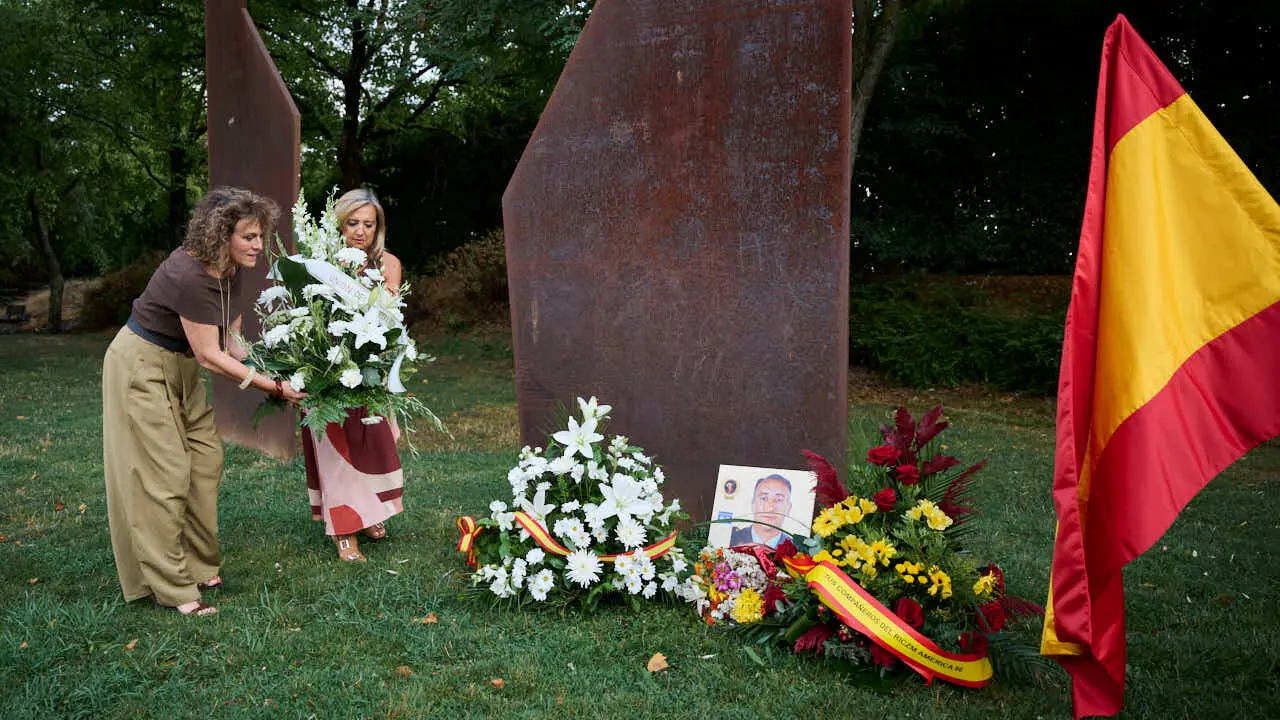 Homenaje organizado por Vecinos de Paz a Francisco Casanova, asesinado por ETA hace 26 a&ntilde;os. PABLO LASAOSA