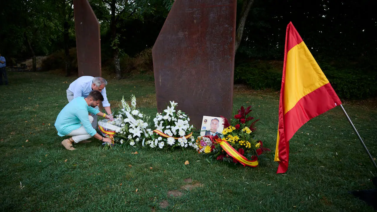 Homenaje organizado por Vecinos de Paz a Francisco Casanova, asesinado por ETA hace 26 a&ntilde;os. PABLO LASAOSA