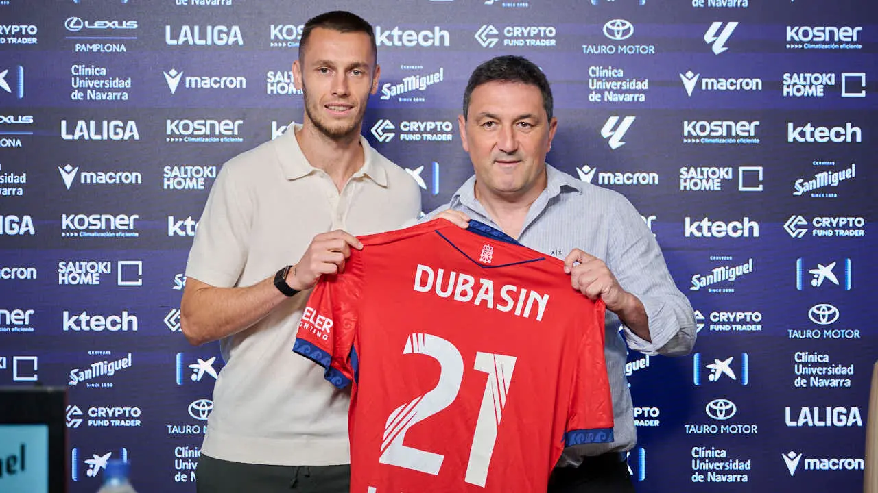 Osasuna presenta a su &uacute;ltimo fichaje, Jonathan Dubasin. PABLO LASAOSA