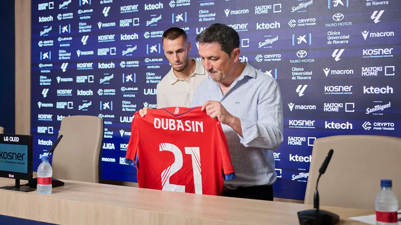 Osasuna presenta a su &uacute;ltimo fichaje, Jonathan Dubasin. PABLO LASAOSA