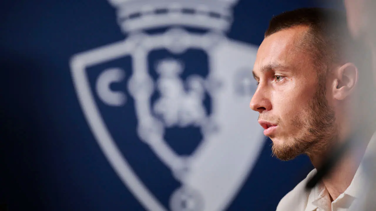 Osasuna presenta a su &uacute;ltimo fichaje, Jonathan Dubasin. PABLO LASAOSA
